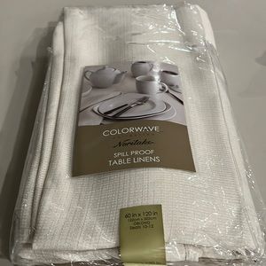 🍽NORITAKE COLORWWAVE COLLECTION SPILL PROOF TABLE LINENS 60”x120”. Like new!